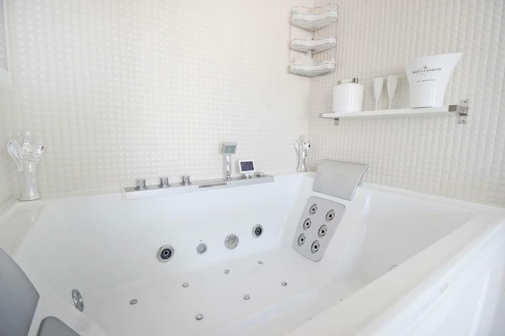 White Luxury Penthouse In Centre Apartamento *
